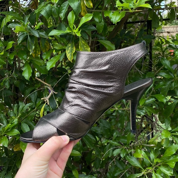 GUESS Zip-Up Heels - Picture 5 of 6